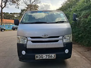 Toyota HiAce 2015 Nyeupe