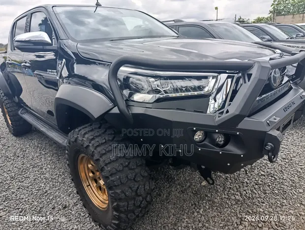 Toyota Hilux 2022 Nyeusi - 1