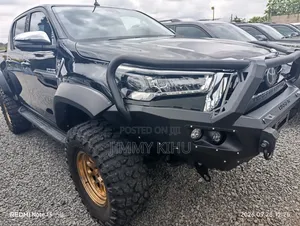 Toyota Hilux 2022 Nyeusi