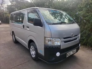 Toyota HiAce 2014 Nyeupe