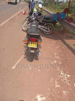Bajaj Boxer 100 2021 Nyeusi