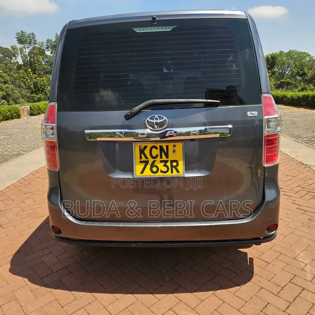 Toyota Noah 2010 Silver - 1