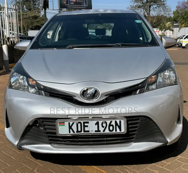 Toyota Vitz 1.3 FWD 5dr 2015 Silver - 1