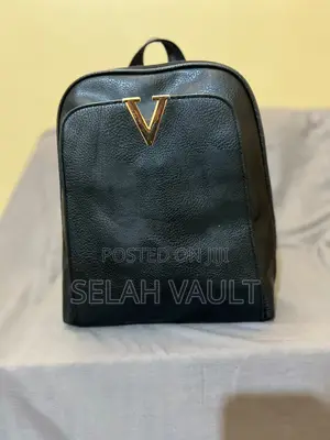 Mkoba wa Mgongoni wa Rangi Nyeusi wa Faux Leather na Kidole cha Dhahabu 'V'