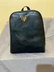 Mkoba wa Mgongoni wa Rangi Nyeusi wa Faux Leather na Kidole cha Dhahabu 'V' - 1