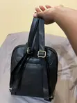 Mkoba wa Mgongoni wa Rangi Nyeusi wa Faux Leather na Kidole cha Dhahabu 'V' - 2