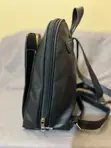 Mkoba wa Mgongoni wa Rangi Nyeusi wa Faux Leather na Kidole cha Dhahabu 'V' - 3