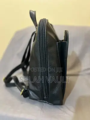 Mkoba wa Mgongoni wa Rangi Nyeusi wa Faux Leather na Kidole cha Dhahabu 'V'