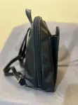Mkoba wa Mgongoni wa Rangi Nyeusi wa Faux Leather na Kidole cha Dhahabu 'V' - 4
