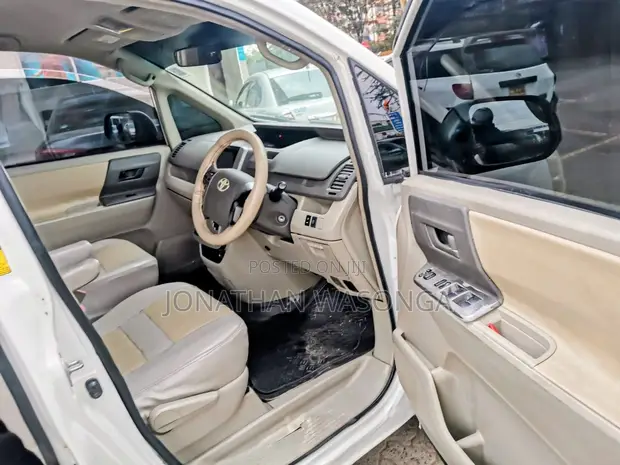 Toyota Noah 2.0 158hp FWD (7 Seater) 2012 White - 1