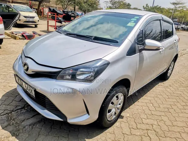 Toyota Vitz 1.3 FWD 5dr 2015 Silver - 1