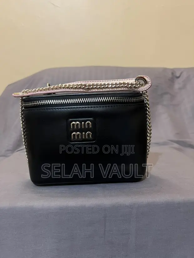 Mini Nyeusi Sling/Crossbody Bag yenye Chain Strap - 1