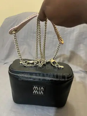 Mini Nyeusi Sling/Crossbody Bag yenye Chain Strap