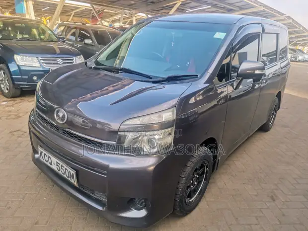 Toyota Noah 2.0 143hp FWD (7 Seater) 2012 Gray - 1