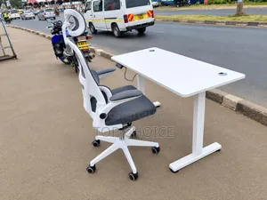 Boss Office Products Desk ya Umeme na Kiti cha Mesh cha Swivel