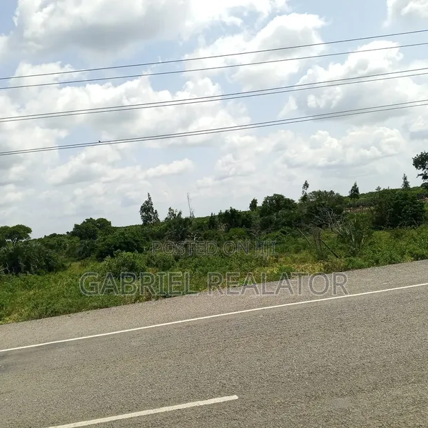 Eneo la Biashara la Eka 1 kwa Uuzaji - Barabara ya Bandari ya Lamu - 1