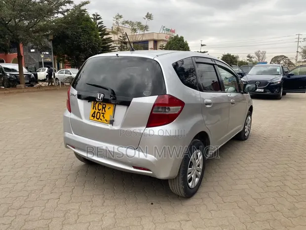 Honda Fit 2011 Silver - 1