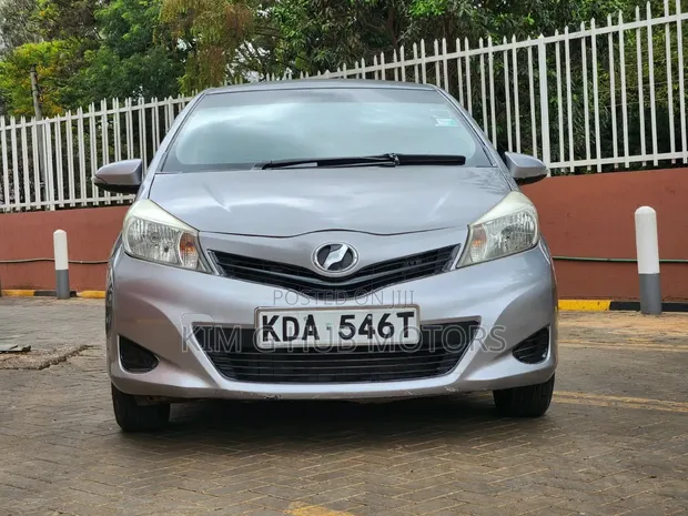 Toyota Vitz 1.3 FWD 5dr 2013 Silver - 1
