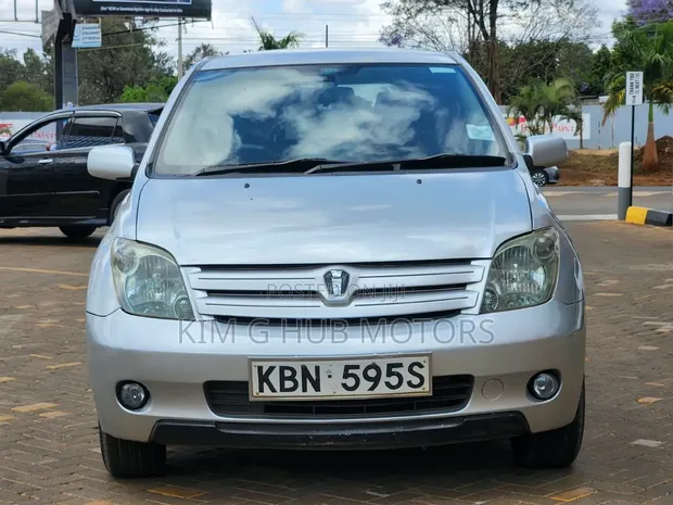 Toyota IST 2004 Nyeupe - 1