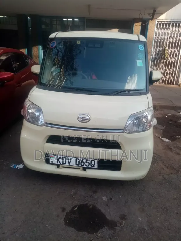 Daihatsu Xenia 2019 Yellow - 1