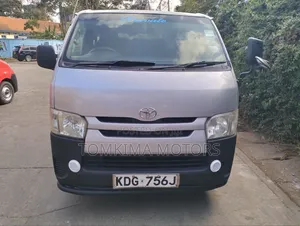 Toyota HiAce 2014 Nyeupe