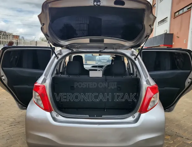 Toyota Vitz 2013 Nyeupe - 1