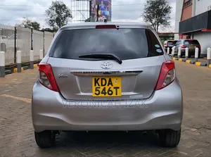 Toyota Vitz 2013 Nyeupe