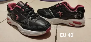 Viatu vya Sneakers na Shoes kwa Wanaume na Wanawake - Vilivyotumika
