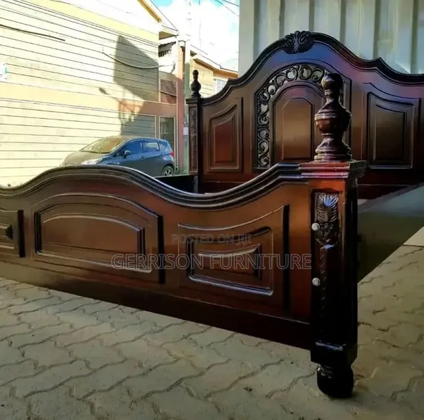 Kitanda cha Anasa cha Mahogany cha 5x6 chenye Crown Headboard - 1