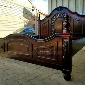 Kitanda cha Anasa cha Mahogany cha 5x6 chenye Crown Headboard