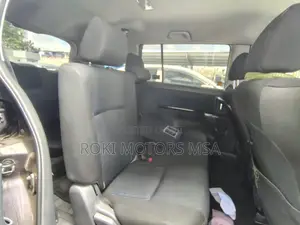 Toyota Isis 2015 Nyeusi