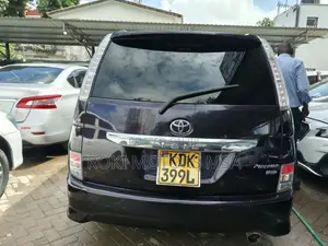 Toyota Isis 2015 Black