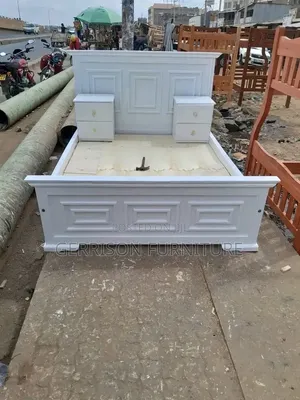 Kitanda cha Kisasa cha White Panel 5x6 na Meza za Kando 2
