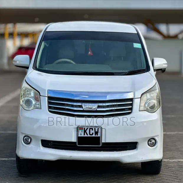 Toyota Noah 2012 Nyeupe - 1