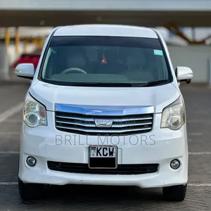 Toyota Noah 2012 Nyeupe