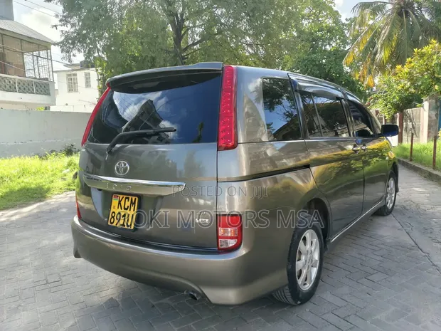 Toyota Isis 2011 Gray - 1