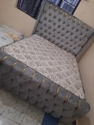 Kitanda cha Kifahari cha Velvet Nyeusi chenye Vitu vya Dhahabu - Super King