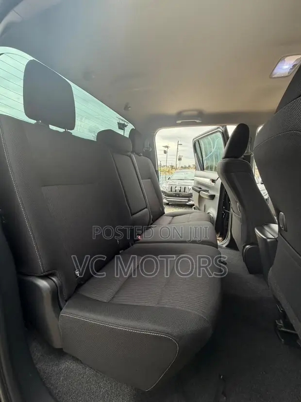 Toyota Hilux Revo Double Cab 2.4 Diesel 2022 Nyeusi - 1