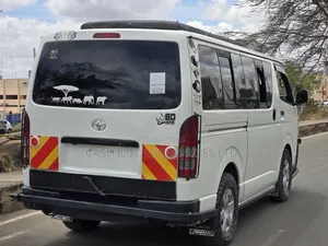 Toyota HiAce 2015 Van ya Utalii