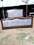 Kitanda Kipya cha Mbao Imara chenye Upholstery ya Channeli ya Wima - 1