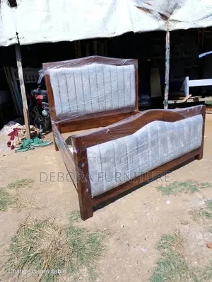 Kitanda Kipya cha Mbao Imara chenye Upholstery ya Channeli ya Wima