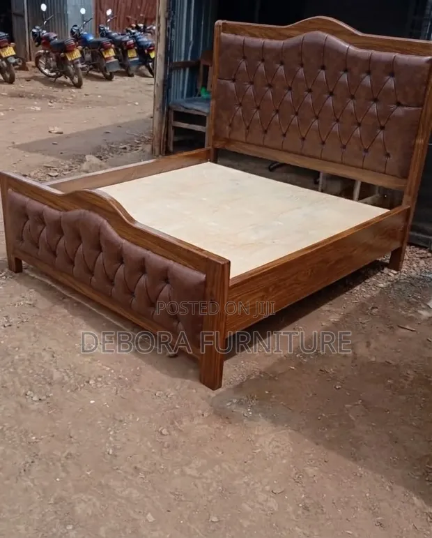 Kitanda Kipya cha Mbao cha Brown cha 5x6 chenye Upholstery ya Tufted - 1
