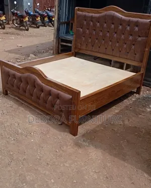 Kitanda Kipya cha Mbao cha Brown cha 5x6 chenye Upholstery ya Tufted
