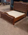 Kitanda Kipya cha Mbao cha Brown cha 5x6 chenye Upholstery ya Tufted - 1