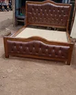 Kitanda Kipya cha Mbao cha Brown cha 5x6 chenye Upholstery ya Tufted - 2