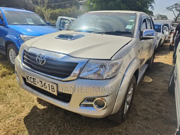 Toyota Hilux Double Cabin 2011 Silver - 1