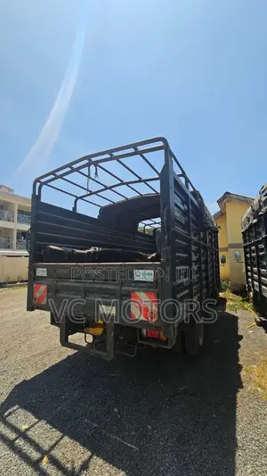 Isuzu NPR 2021 Truck