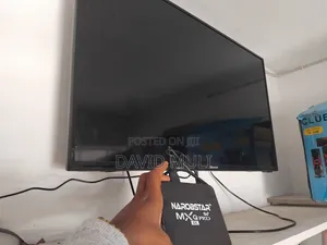 Hisense 40 Inch TV ya Kidijitali na Smart Box