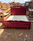 Kitanda Kipya cha Mbao cha Velvet Maroon chenye Vitufe cha Ukubwa wa 5x6 - 2