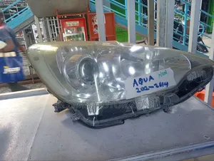 Taa ya Mbele ya Toyota Aqua 2014